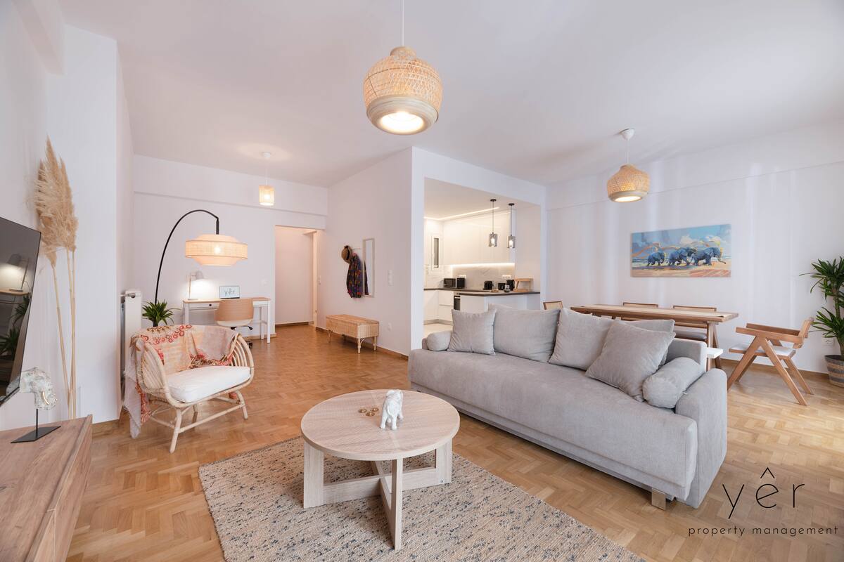 111 // Free-Spirit Large Boho Apartment w/Free-Parking