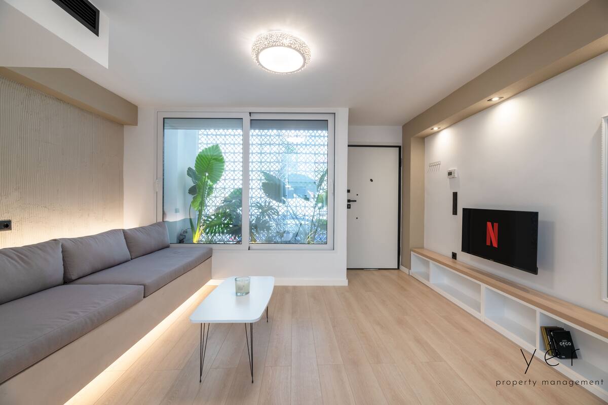 208 // Stylish Apartment Steps from Pasalimani Marina